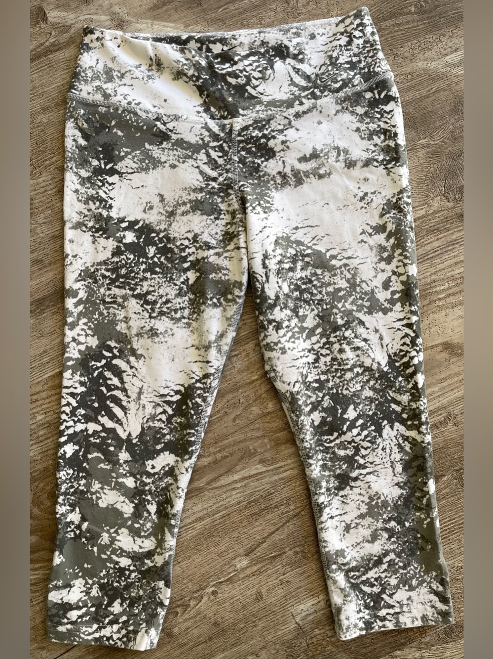 Womenโs Nike dri-fit Active Capri Leggings in Olive Marble Print-size medium